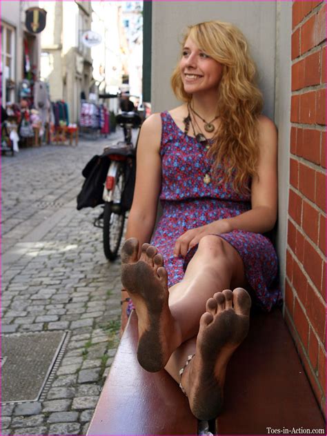 Barefoot .